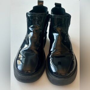 Zara girl’s Classic Chelsea boot silhouette with an ankle-high shaft.  Size 13T.
